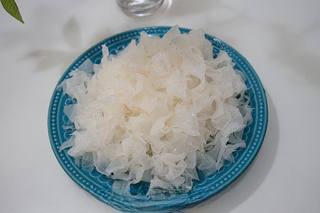 Papaya and Snow Fungus Sweet Soup step 3: Place the prepared snow fungus into a pot.