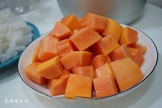 Papaya and Snow Fungus Sweet Soup step 4: Peel the papaya, remove the seeds, and cut it into small cubes.