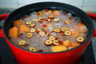 Papaya and Snow Fungus Sweet Soup step 5: Add the red dates and pre-soaked goji berries to the pot.