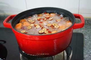 Papaya and Snow Fungus Sweet Soup step 6: Pour in enough water, bring to a boil, then reduce the heat to a gentle simmer.