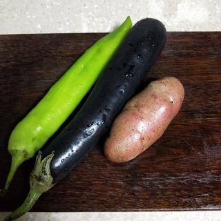Braised Eggplant, Potato and Green Pepper step 1: Prepare the eggplant, potato, green pepper, and garlic.