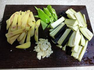 Braised Eggplant, Potato and Green Pepper step 2: Cut the eggplant, potato, and green pepper into thick strips. Finely chop the ga