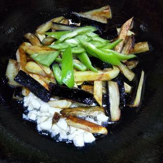Braised Eggplant, Potato and Green Pepper step 9: Add the green pepper and garlic, then stir-fry until fragrant.