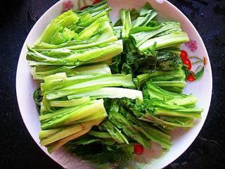 Garlic Stir-Fried Bok Choy step 1: Wash the bok choy thoroughly and cut it into pieces about 10 cm (4 inches) long.