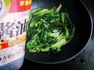 Garlic Stir-Fried Bok Choy step 5: Pour in the light soy sauce and toss to combine.