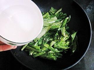 Garlic Stir-Fried Bok Choy step 7: Add a small amount of water and continue stir-frying until the bok choy is tende