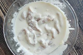 Sweet and Sour Pork step 5: Coat the pork slices evenly with the starch batter.