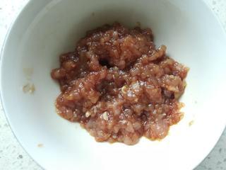 Stir-Fried Tofu Skin with Minced Pork and Chinese Celery step 1: Mix the minced pork with cooking wine, 1 teaspoon of light soy sauce, and a few