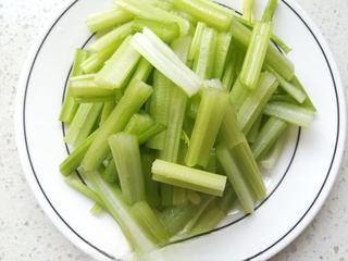 Stir-Fried Tofu Skin with Minced Pork and Chinese Celery step 2: Cut the Chinese celery into bite-sized segments.