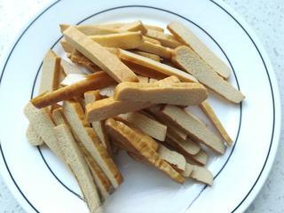 Stir-Fried Tofu Skin with Minced Pork and Chinese Celery step 3: Slice the tofu skin into thin strips.