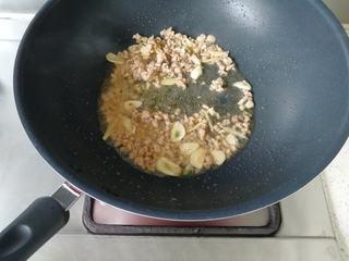 Stir-Fried Tofu Skin with Minced Pork and Chinese Celery step 5: Add the marinated minced pork and stir-fry until it changes color. Sprinkle in t