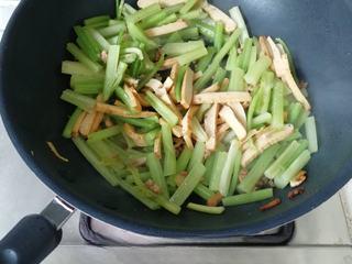 Stir-Fried Tofu Skin with Minced Pork and Chinese Celery step 6: Add the tofu skin and celery. Pour in a small splash of water and stir-fry until