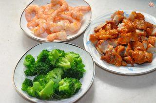 Homemade Shrimp and Chicken Pizza step 4: Blanch the broccoli florets briefly and drain well. Cook the chicken until fully