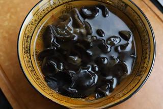 Spicy Black Fungus Salad step 1: Soak the dried black fungus in water until fully expanded and softened.