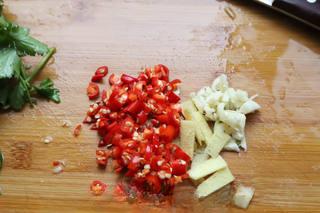 Spicy Black Fungus Salad step 4: Finely chop the chili peppers, slice the ginger, and mince the garlic.