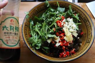 Spicy Black Fungus Salad step 6: Add the cooled black fungus, cilantro, ginger, garlic, chili peppers, rice wine,