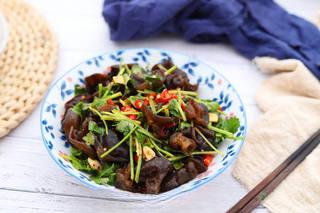 Spicy Black Fungus Salad step 7: Toss everything thoroughly until evenly coated with the dressing. Serve immediat