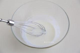 Osmanthus Chiffon Cake step 2: Whisk the corn oil and milk together until fully emulsified and smooth.