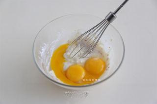 Osmanthus Chiffon Cake step 4: Separate the eggs. Add the yolks to the batter and mix until smooth. Place the e