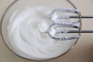 Osmanthus Chiffon Cake step 6: Beat the egg whites, adding the sugar-cornstarch mixture in three additions. Con