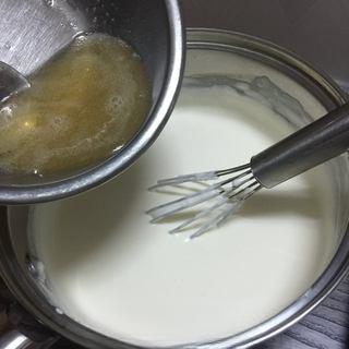 Classic Tiramisu Cake step 6: Mix the dissolved gelatin into the mascarpone cream mixture until smooth.