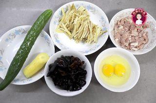 Moo Shu Pork step 1: Soak the dried daylily buds and black fungus in warm water until softened. Thinl