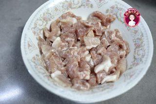 Moo Shu Pork step 2: Toss the pork slices with a small amount of cornstarch until evenly coated and s
