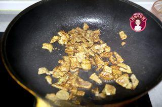 Moo Shu Pork step 7: Add the daylily buds and black fungus. Stir-fry for 1 to 2 minutes until fragran