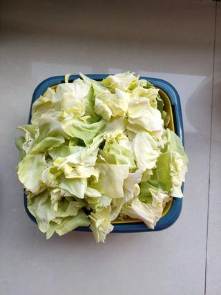 Stir-Fried Cabbage with Pork step 1: Wash the cabbage thoroughly and cut it into bite-sized pieces.
