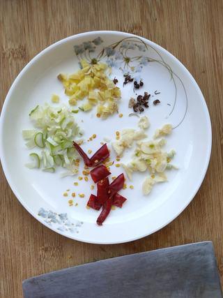 Stir-Fried Cabbage with Pork step 2: Prepare the seasonings and thinly slice the pork.