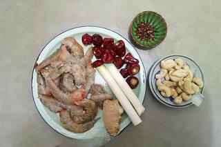 Sweet and Spicy Cashew Shrimp step 1: Prepare the shrimp, cashews, dried chilies, Sichuan peppercorns, green onion, an