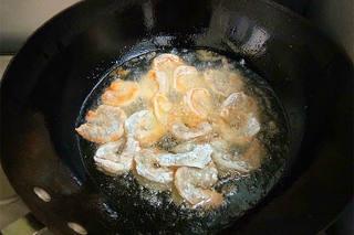 Sweet and Spicy Cashew Shrimp step 10: Add the ginger, green onion, and dried chilies. Stir-fry until aromatic.