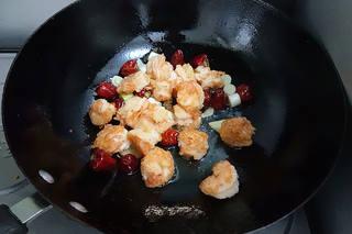 Sweet and Spicy Cashew Shrimp step 13: Add the fried cashews and toss until evenly coated.