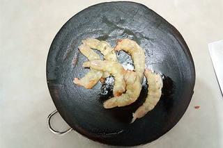 Sweet and Spicy Cashew Shrimp step 3: Cut along the back of each shrimp and remove the vein. Pat dry thoroughly.