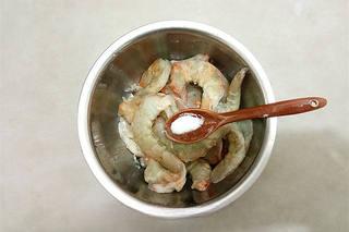 Sweet and Spicy Cashew Shrimp step 4: Season the shrimp lightly with salt and let marinate for several minutes.