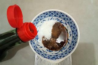 Sweet and Spicy Cashew Shrimp step 5: Prepare the sauce by mixing sugar, vinegar, salt, cornstarch, and a small amount