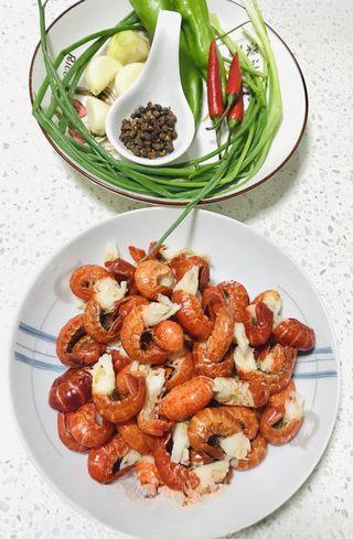 Mala Stir-Fried Soft-Shell Crab step 1: Rinse the soft-shell crab thoroughly and pat dry with paper towels.