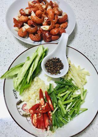 Mala Stir-Fried Soft-Shell Crab step 2: Slice the ginger, chop the garlic, cut the chilies into sections, and prepare th