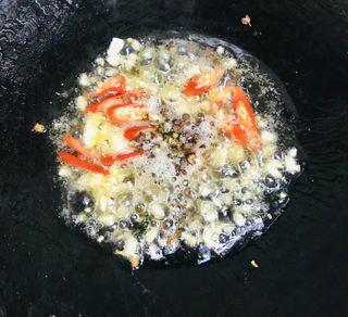 Mala Stir-Fried Soft-Shell Crab step 3: Heat oil in a wok over medium heat. Add the Sichuan peppercorns, garlic, and chi