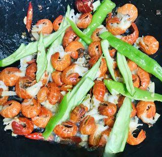 Mala Stir-Fried Soft-Shell Crab step 6: Add a small splash of water, then season with soy sauce and oyster sauce.
