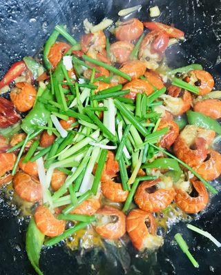 Mala Stir-Fried Soft-Shell Crab step 8: Add the green onion segments and toss everything together until evenly coated.