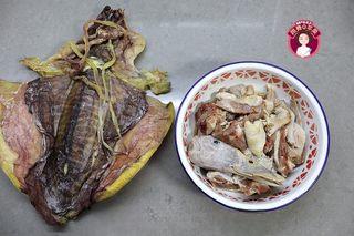 Dried Cuttlefish Duck Soup step 1: Prepare the dried cuttlefish, old duck, and squab. Cut the poultry into serving-