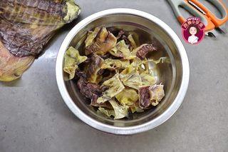 Dried Cuttlefish Duck Soup step 2: Trim the dried cuttlefish and cut it into smaller pieces using kitchen scissors.