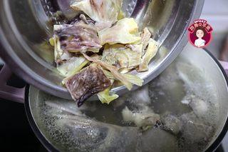 Dried Cuttlefish Duck Soup step 6: Add the cleaned dried cuttlefish to the pot.