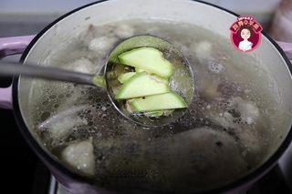 Dried Cuttlefish Duck Soup step 7: Add several slices of fresh ginger to remove any gamey flavors and enhance the a