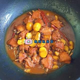 Braised Chicken Wings with Chestnuts step 11: Increase the heat and reduce the sauce until glossy and slightly thickened.