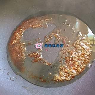 Braised Chicken Wings with Chestnuts step 4: Heat a little oil over low heat. Add the rock sugar and cook until melted and am