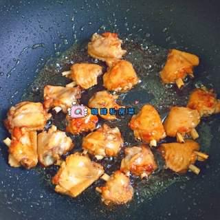 Braised Chicken Wings with Chestnuts step 5: Add the chicken wings and stir until evenly coated with the caramelized sugar.