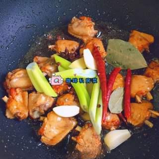 Braised Chicken Wings with Chestnuts step 6: Add scallion, ginger, garlic, star anise, bay leaves, Sichuan peppercorns, and d