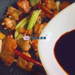 Braised Chicken Wings with Chestnuts step 7: Pour in the prepared braising sauce and cook for 2 minutes.